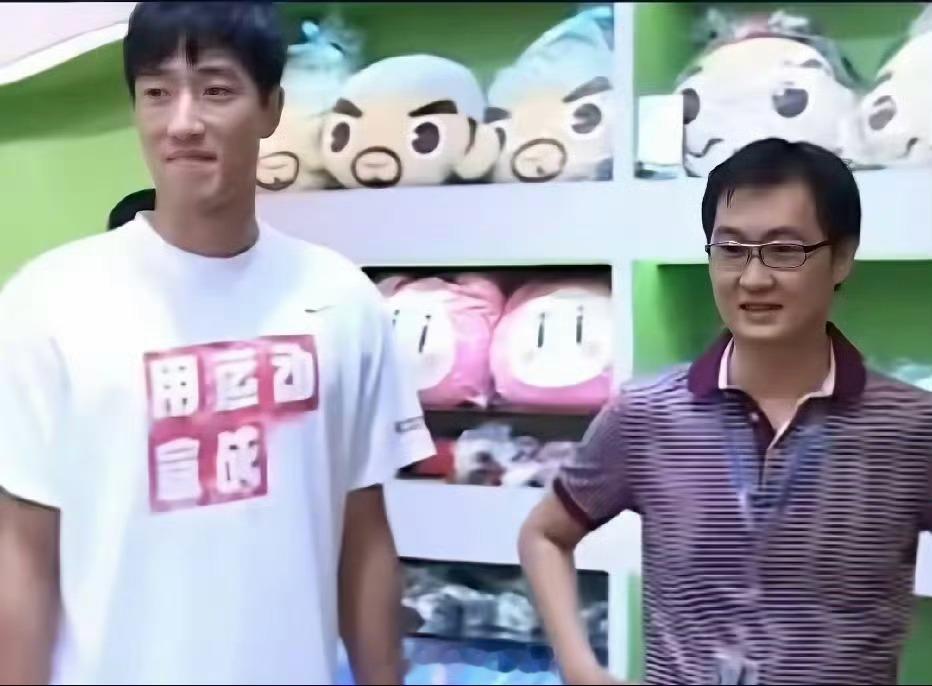 2011年，刘翔到访参观腾讯园区，马化腾全程陪同