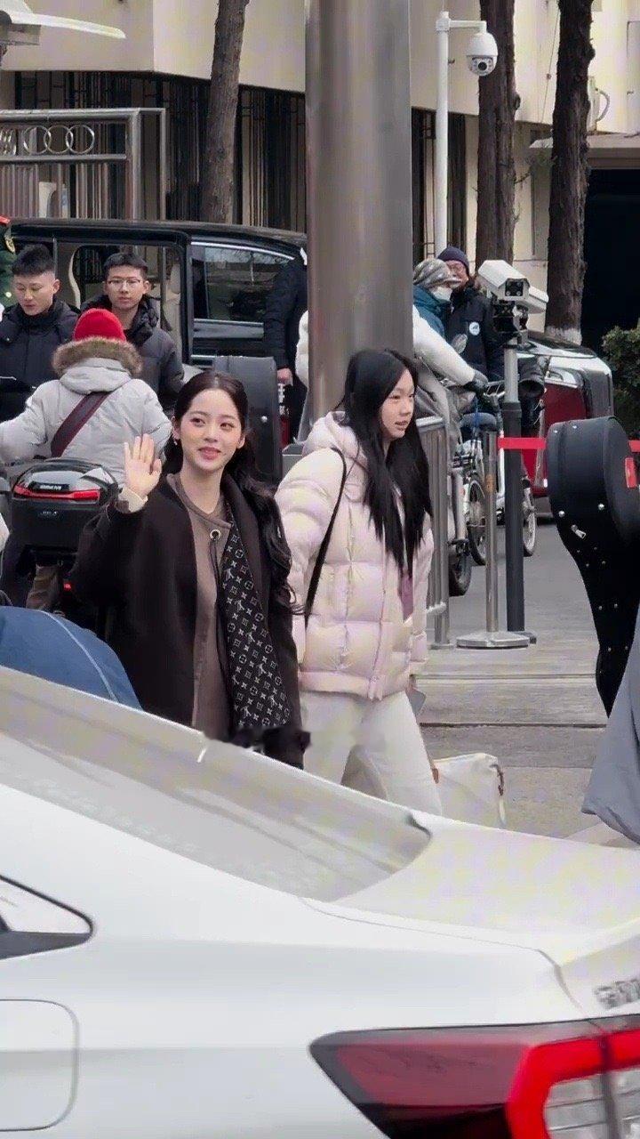 欧阳娜娜央视春晚第二次联排欧阳娜娜春晚二次联排造型好圈粉，半扎公主头灵动又娇俏