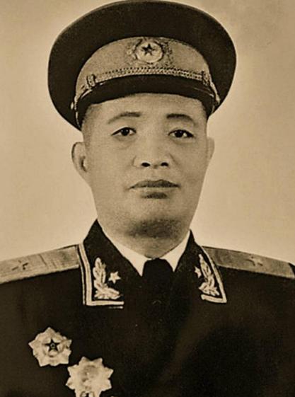 一位红军时期就担任师政委、解放战争中任军政委的老革命，按资历本该授中将，1955