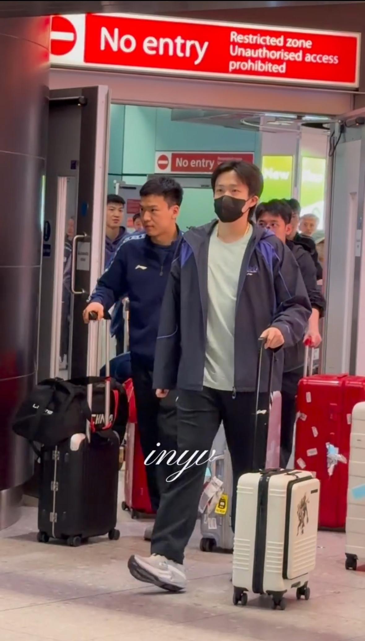 王楚钦得意洋洋，头发中分有个性，其实每次出行他内心都很开心，见识外面的世界了！