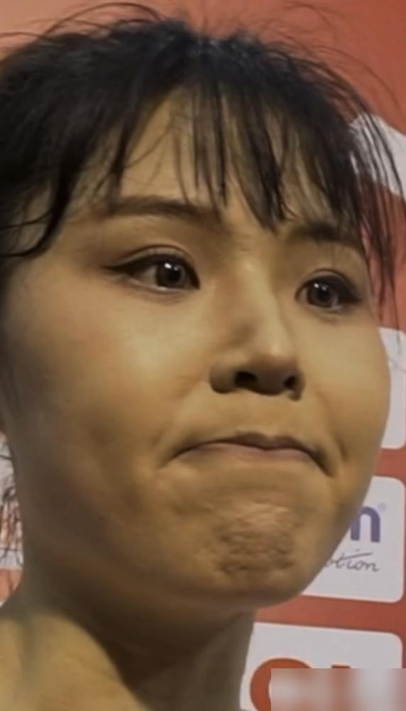 赢了球，女篮核心却当场被骂哭，解说席上还是她亲姐姐。你没看错，李月汝刚替补