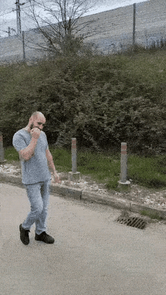 哈哈哈哈壮汉秒变小鸟依人了好汉不吃眼前亏啊！[捂脸哭]