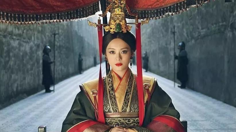 公元前272年深秋的咸阳宫，鎏金铜灯在夜风中摇曳出诡异的光。义渠王端着酒爵的