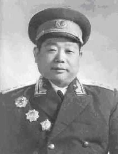1947年，一个农民给解放军带路，聊天时提到了自己多年未见的哥哥，连长吃