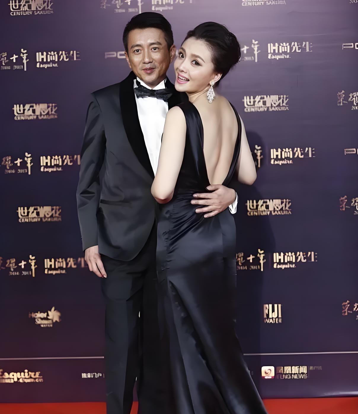 好喜欢这一对明星夫妻，他们低调不张扬，男演员电视里像个小伙子，现实居然有大叔感。