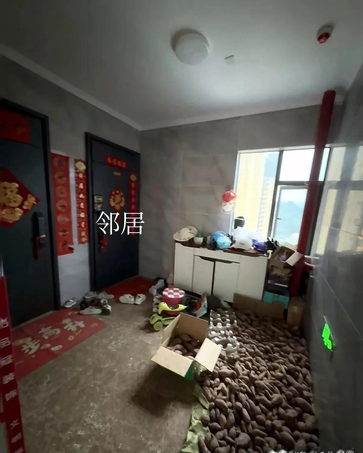 一开门就撞见邻居的鞋柜，红薯在墙角发芽渗出粘液——这种“暂时存放”已经持续了27
