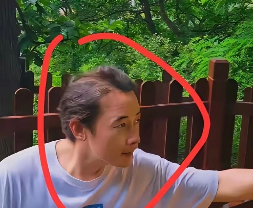 罗晋最近怎么了，头发都秃了，身材又肿，感觉好疲惫，没有精神。​​​