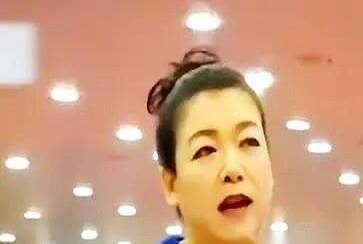 孙颖莎委屈到撑不住才会给妈妈打电话，可电话一通，哭诉没几句她自己先收了声。高君敏在采访里提过，女儿每