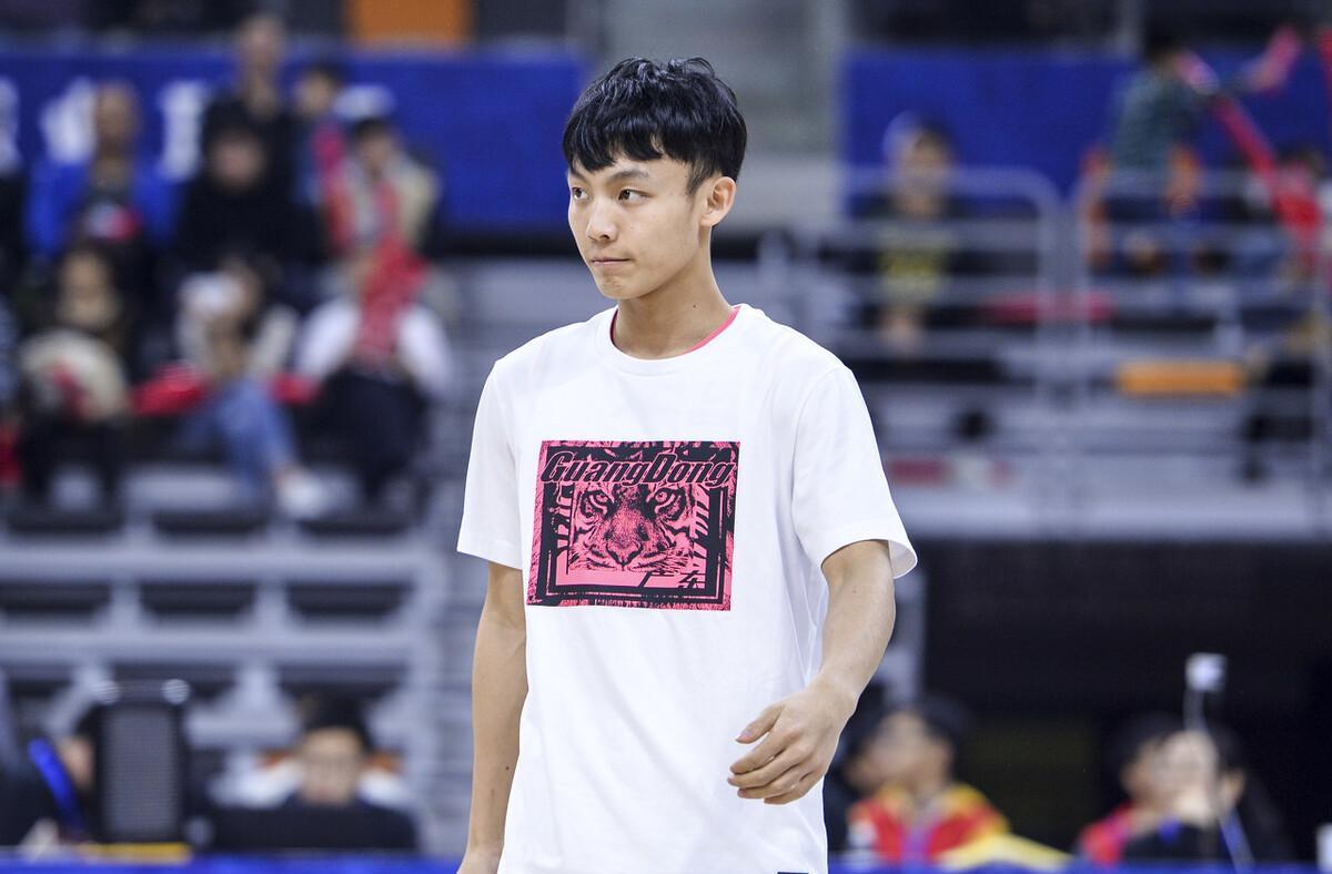 为什么徐杰在CBA和在国家队的表现，完全是两个样子？说实话，作为一个广东球迷，