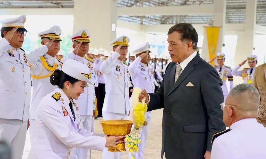 13日，佩通坦穿着就职文化部长晋见国王时的衣服，在清迈和国王一起出席活动。这是