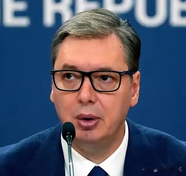 武契奇总统怒火中烧，他警告说，塞尔维亚的“保险箱里藏着一些东西”，他一直没有将它