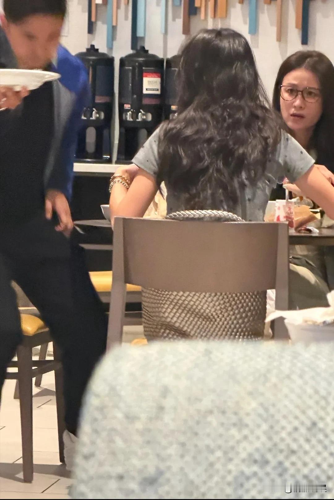 田亮和老婆叶一茜，带着女儿森碟，现身美国加州一家餐馆吃饭。42岁的叶一茜状态非