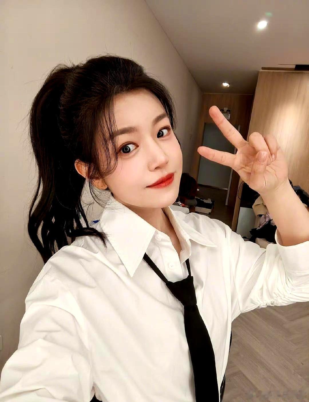 前脚把儿子送去陈晓家过年，后脚就和小19岁男星拍“掌心交汇”大片，陈妍希这是想开