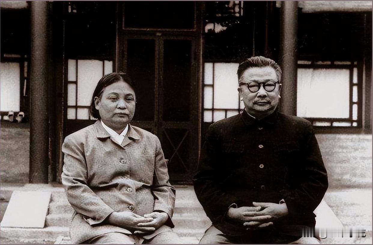 1931年，丈夫失踪，她带着2个孩子沦为乞丐，靠一张报纸苦等7年，再见时丈夫已是