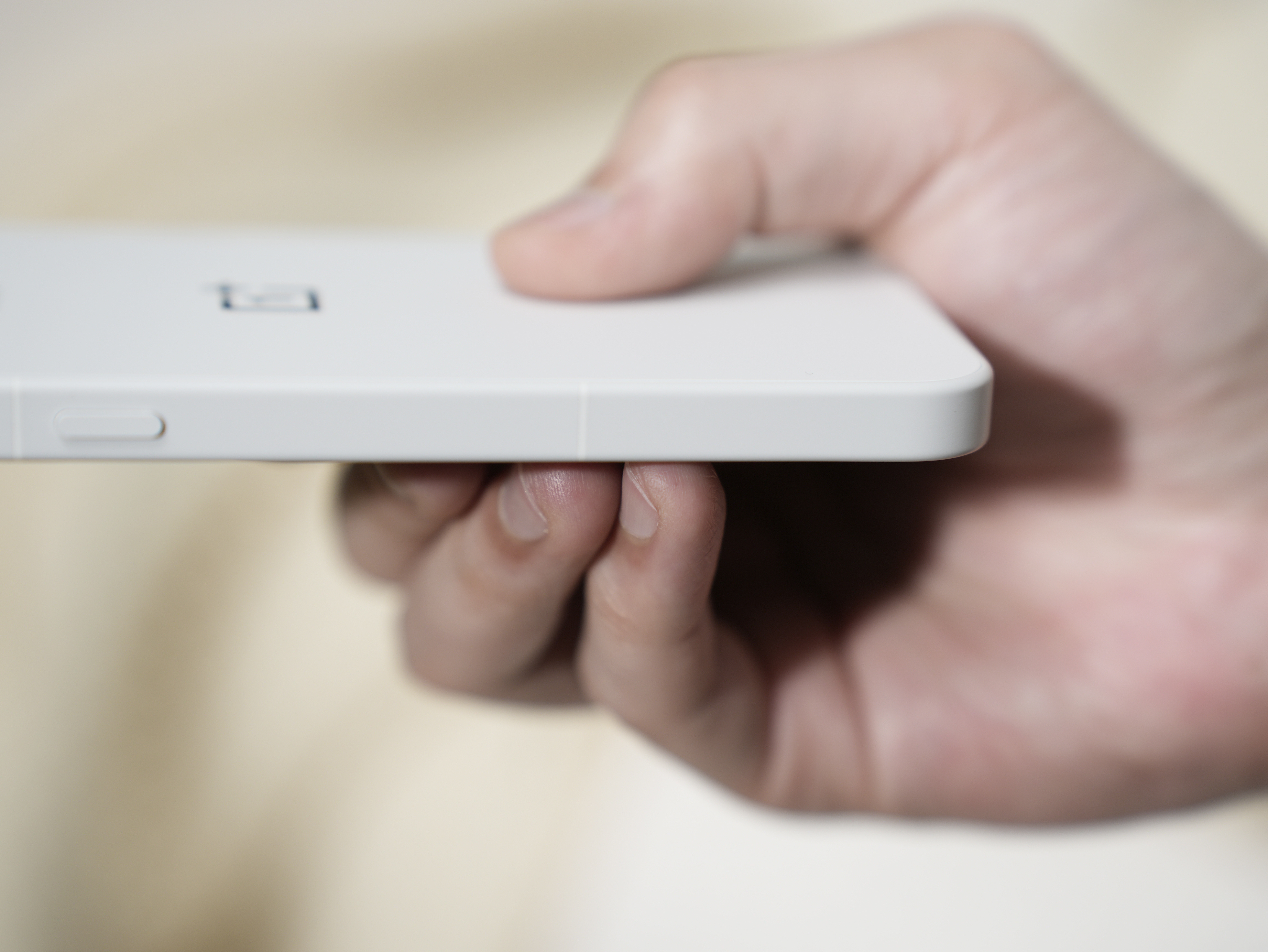 这是一加15T治愈白巧配色，非常好看，做工很精致，精致到可以拍出来的那种，现在