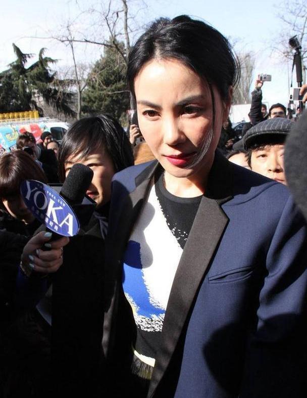 王菲现实长什么样？路人镜头更真实，突然理解谢霆锋的专一了。在大众的印象里，王菲