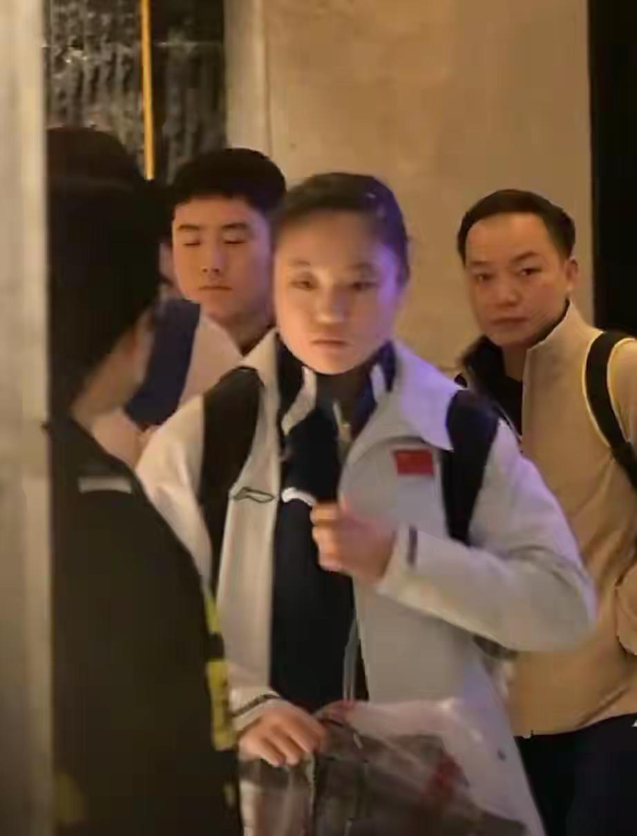 【吃完饭就开练】这是WTT重庆冠军赛官方酒店吃完饭后，就和队友一起下楼上训的王曼