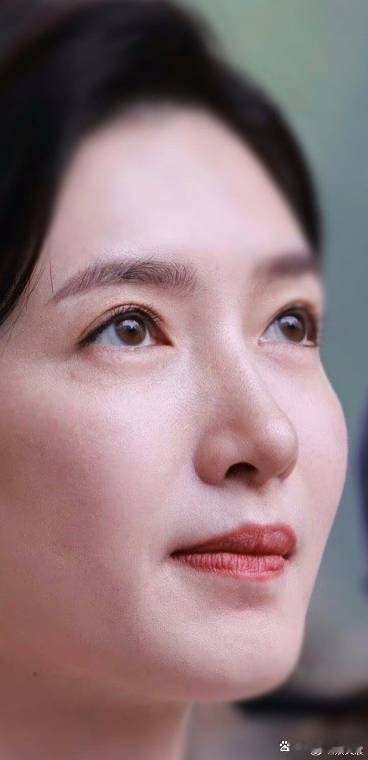 江疏影这个角度也美得无可挑剔，怼脸拍都毫无瑕疵，颜值真的太能打了。