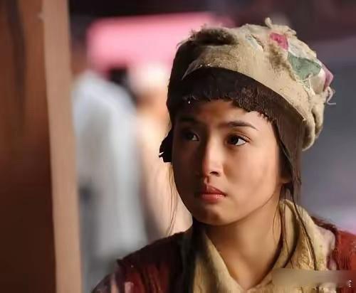 《射雕英雄传》中，黄蓉第一次出场的时候是扮成了乞丐的样子，看看这几个版本的乞丐妆