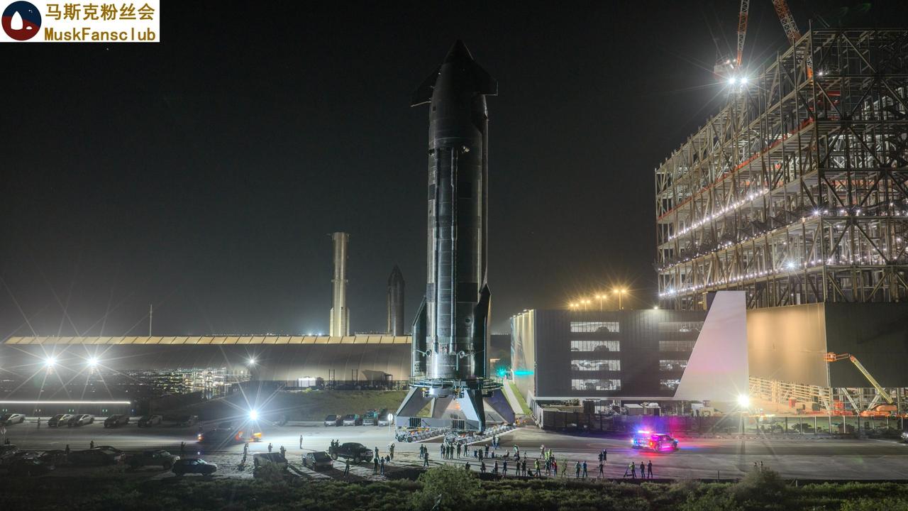 星舰基地夜景，很有外太空即视感。