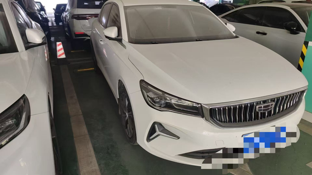 吉利帝豪外观出差好长时间没来看我的爱车，今来了地下室发现都落灰了即使这样，也抵