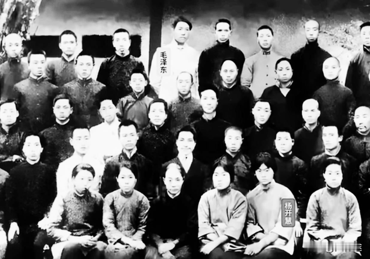 这是毛主席和18岁的杨开慧在湖南长沙留下的唯一合影，都看看吧~长沙这张老照