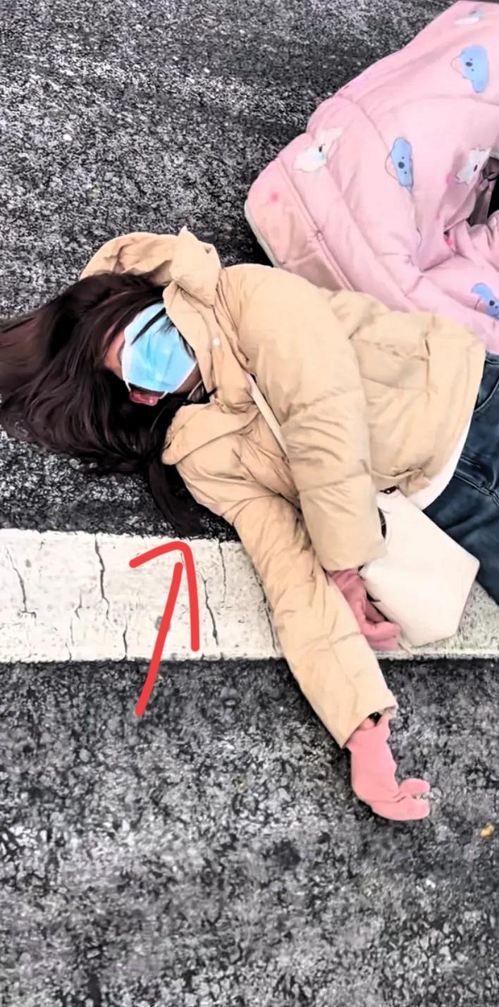 痛心！女子骑电车突发脑梗晕倒，路人漠视10分钟，错过抢救天人永隔痛心！真的