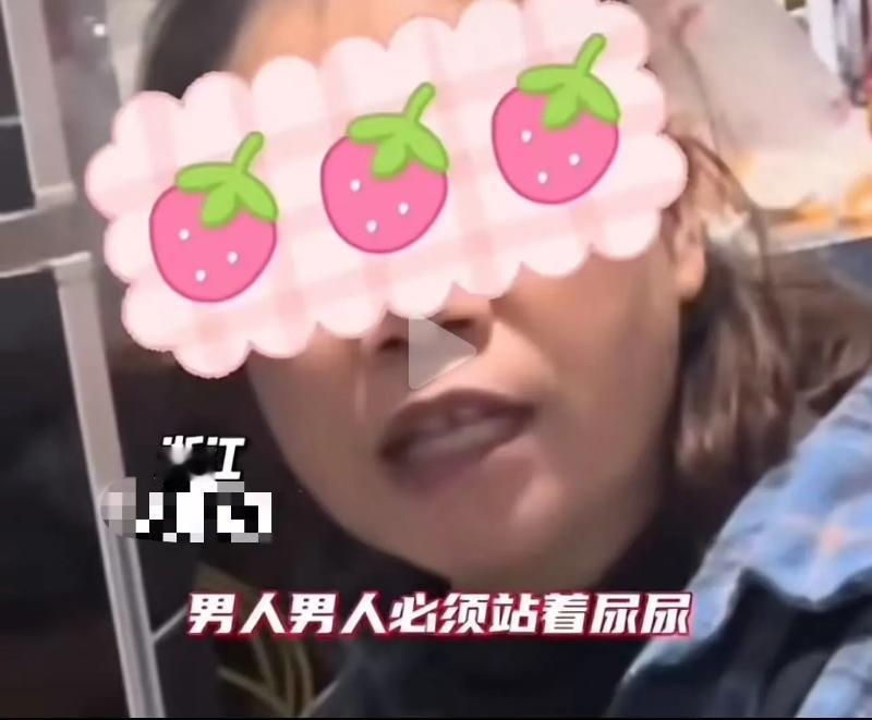 “吵翻了”！浙江，一女子教儿子坐马桶尿尿，谁知，孩子外婆当场翻脸:“你有没有脑子