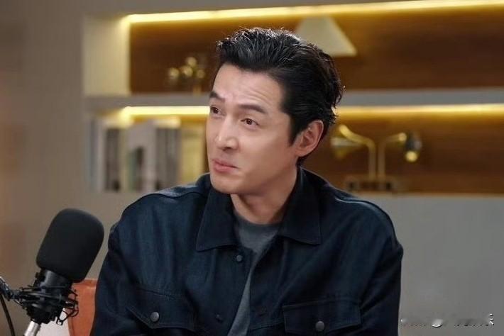 鲁豫在节目中问胡歌：你出去拍戏，女儿会不会想你？你是如何平衡事业和家庭的呢？