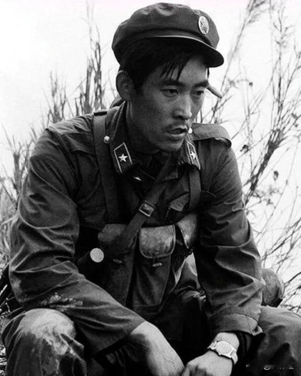 1988年，老山战役，第十五侦察大队连长邱枢坐在地上，他刚刚与敌人进行过战斗，已