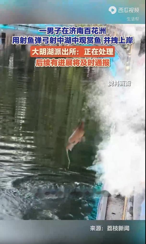 太嚣张了！6月11日，山东济南，百花洲景点中，一名戴墨镜和手套男子，竟然在大庭广