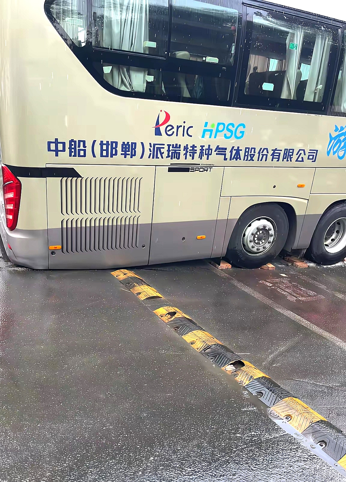 前进不了，后退不得，这个大巴车要怎么出来