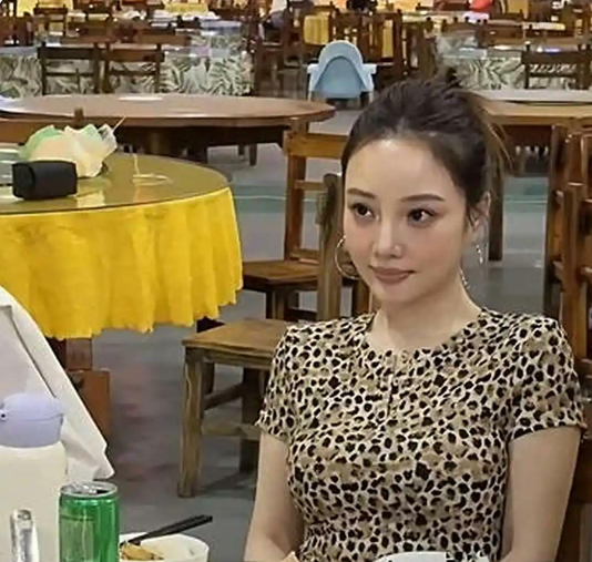 43岁的李小璐没化妆去吃酒席，被网友撞见还拍了照。照片曝光后，网友炸锅！这哪是昔