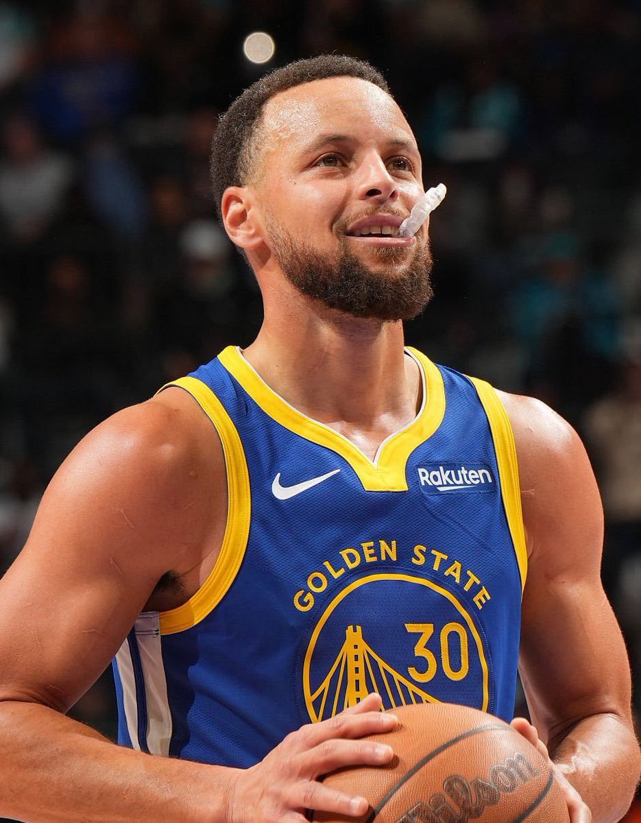 什么水平？库里复出的第一战……——替补出战26分钟——21投11中，三分球10中