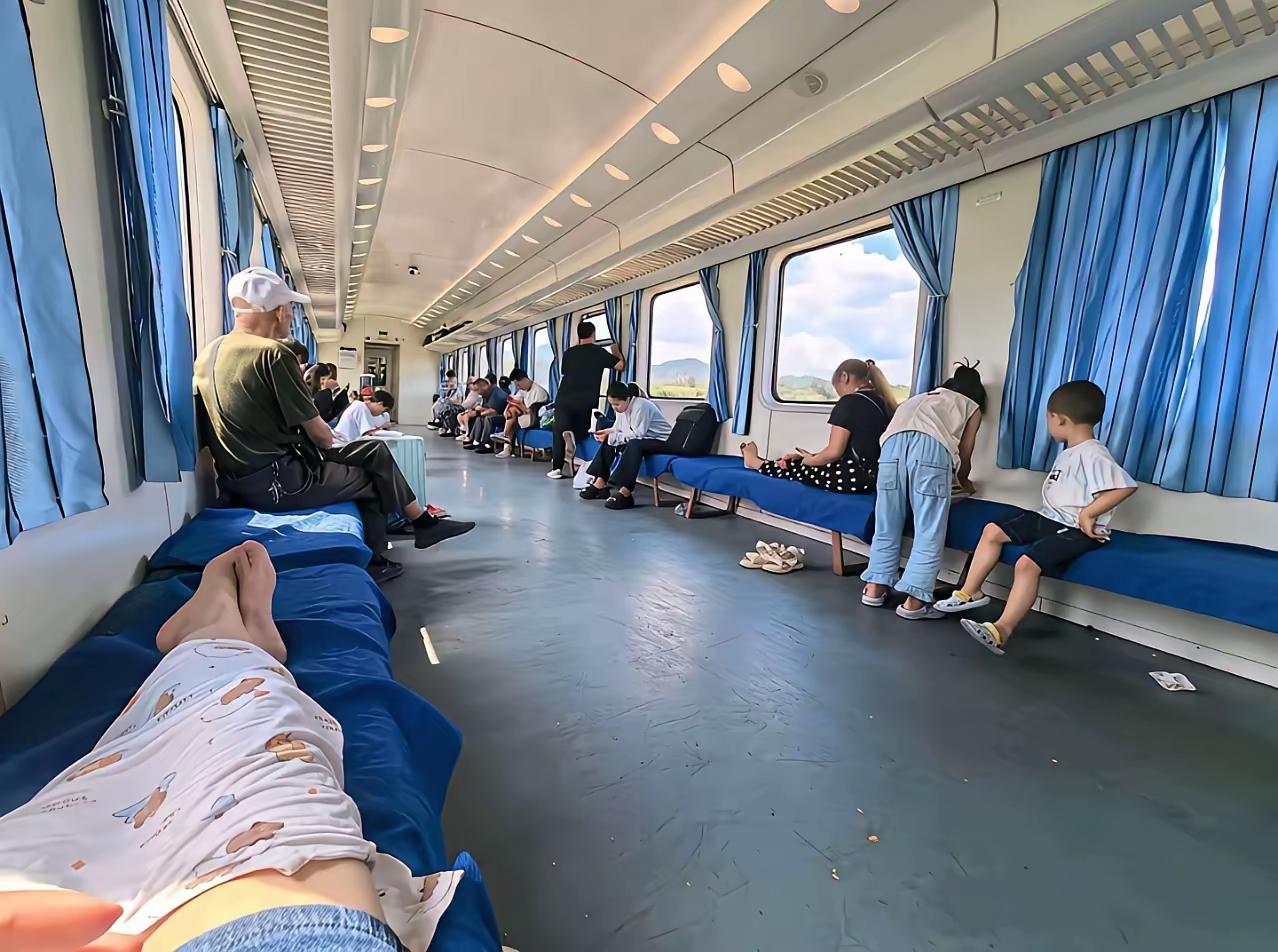 这火车看着太舒服了，有机会一定坐一回。