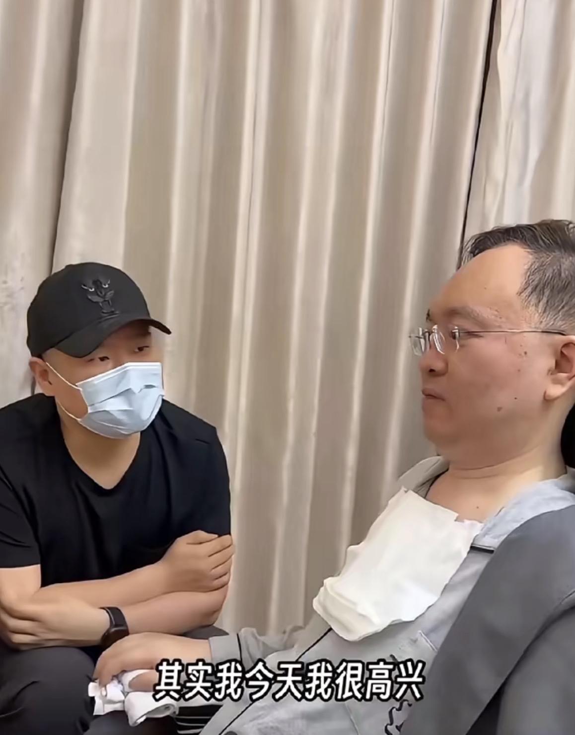 岳云鹏：蔡总，我是小岳，来看您了。早就想来，又怕打扰您休息。蔡磊：小岳啊，欢