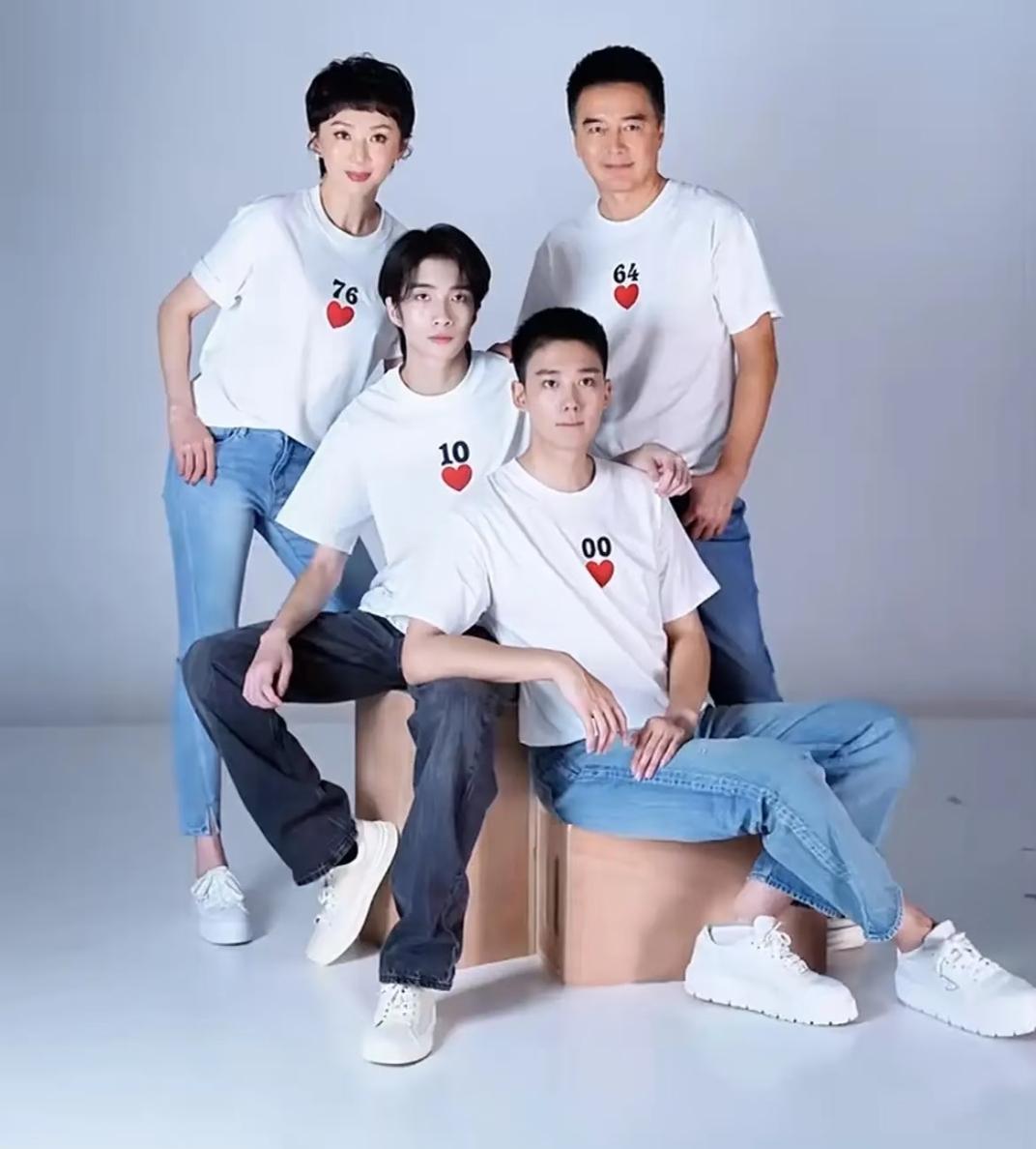 许亚军和第四任妻子张澍还有两个儿子拍的一家四口合影真温馨，两个儿子都是高颜值，许