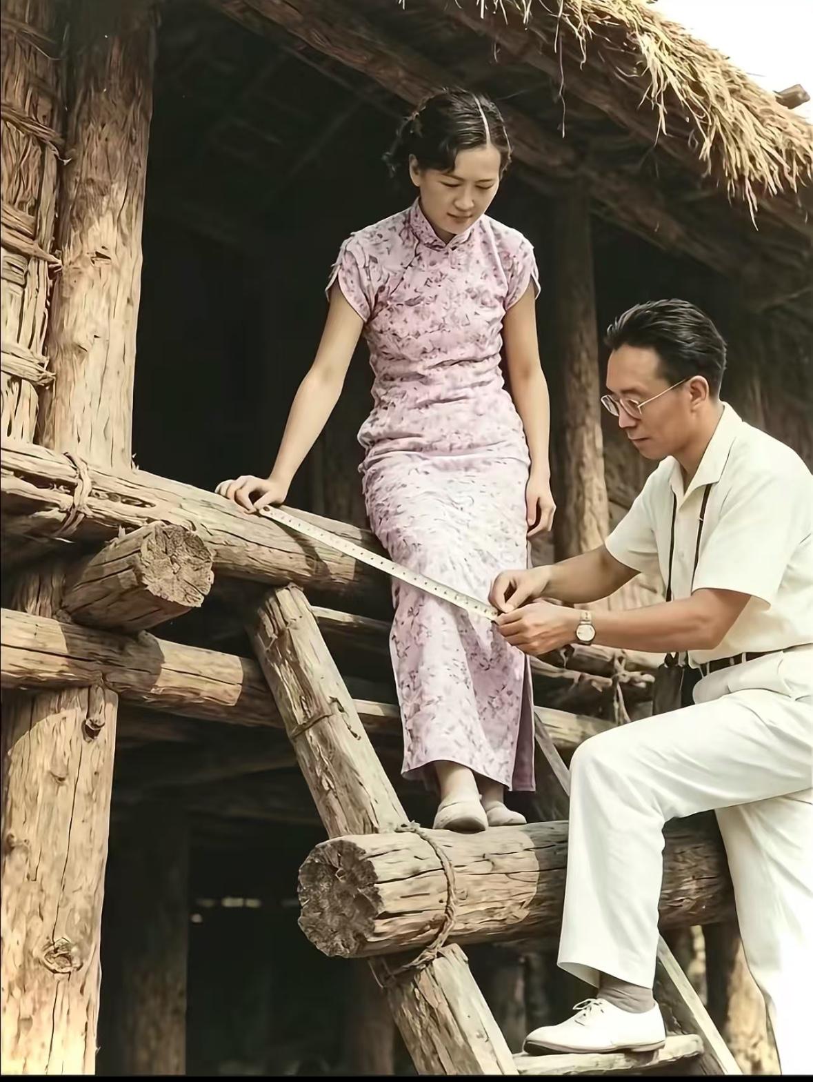 这是林徽因穿着旗袍爬房梁工作时的真实样貌，都看看吧，梁思成一直陪伴在妻子身边，夫