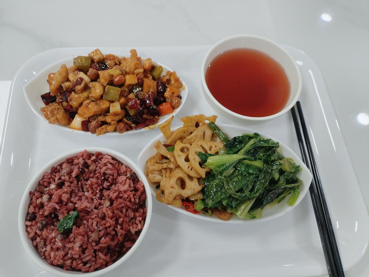 午餐看着还行