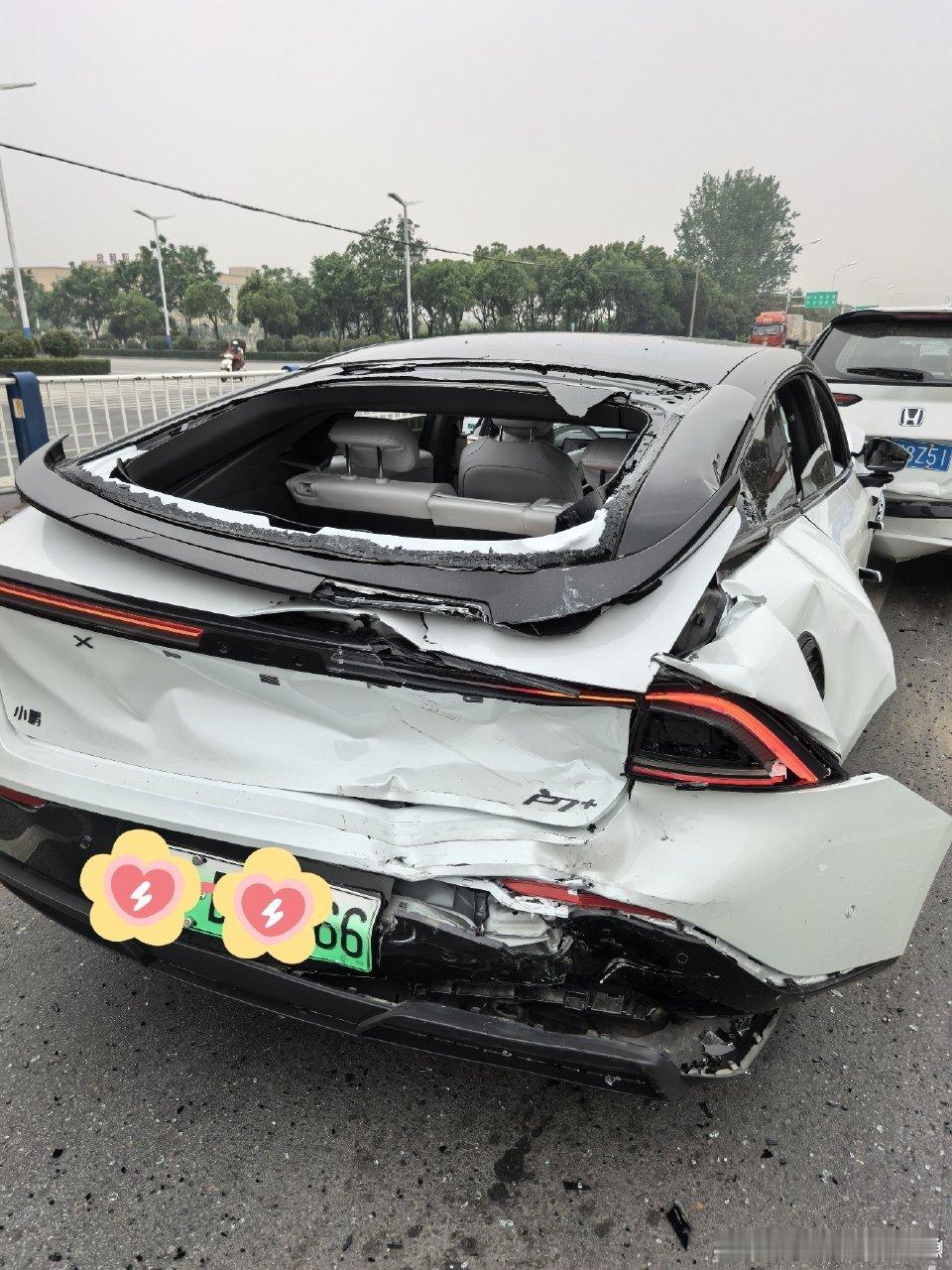 【她的文字里写满了科技赋予汽车的价值】看到一篇鹏友事故后的文章，被货车追尾，好在