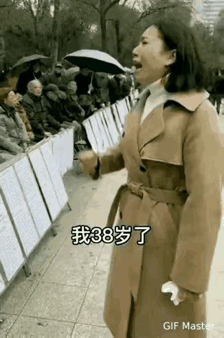 美女好事多磨，别着急上火某地相亲见面会，一位留着短发身穿米色风衣的大龄剩女，
