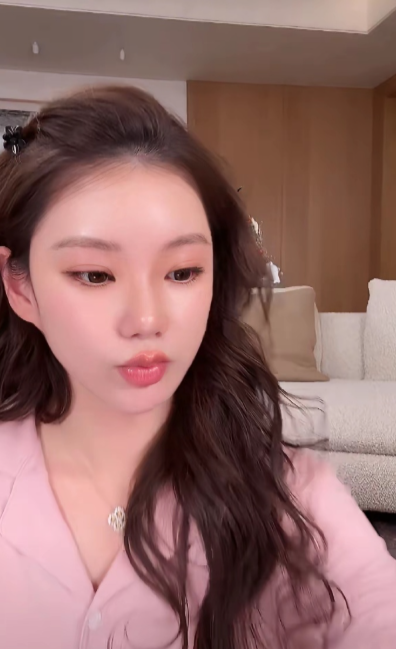 果不其然，小玥儿和小霖霖两小只回北京了，没有跟爸爸和继母住在市里的大房子里，而是