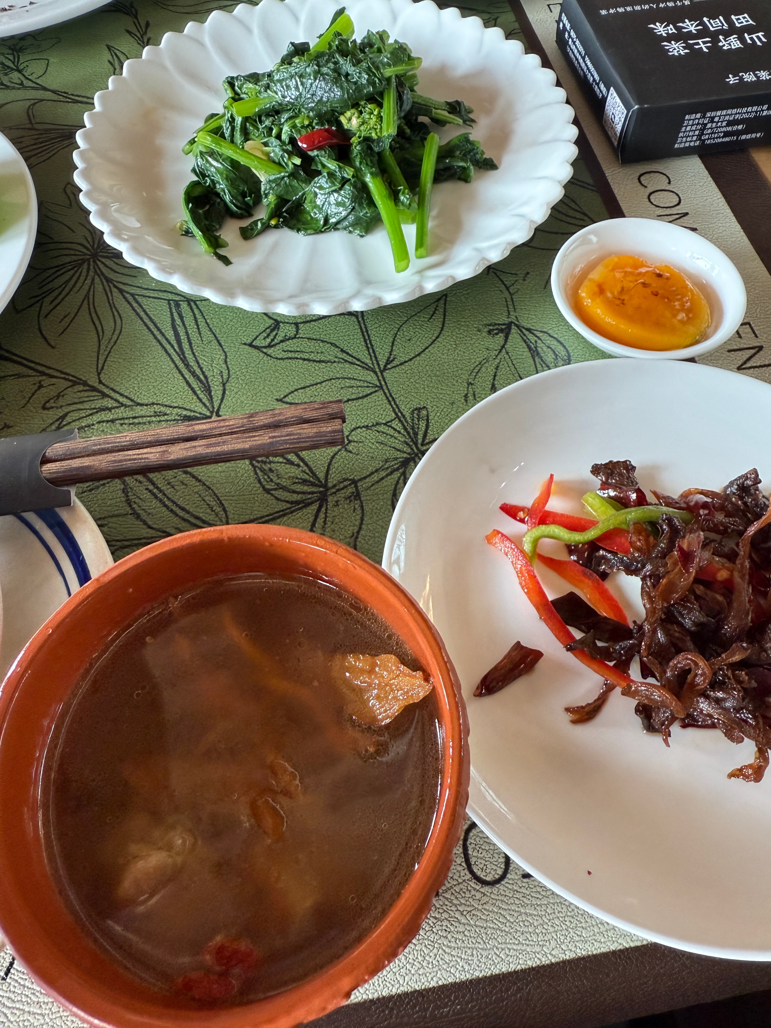 午饭吃菌子！云南的菌子真的很好吃，有毒没毒的都很香，火锅炒饭都好吃至于那些有毒的