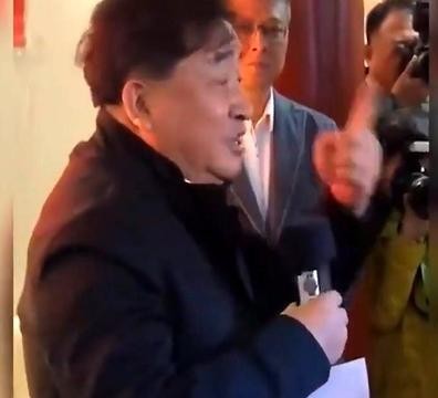 姜昆说和郭德纲没矛盾，这话不是场面话。2006年德云社刚冒头，有领导要暗访，姜昆托人给德云社捎信，让