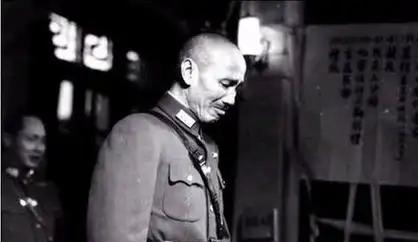 蒋介石临终前告诉蒋经国：我这一生只敬佩一人，惧怕两人！临终那天，慈湖别墅里灯