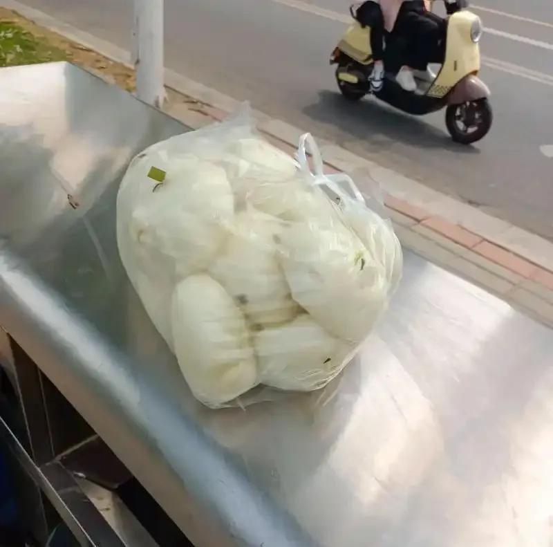 早晨散步的时候，瞧见楼下邻居把一大袋面包扔在垃圾桶旁边，我便多管闲事地问了句：这