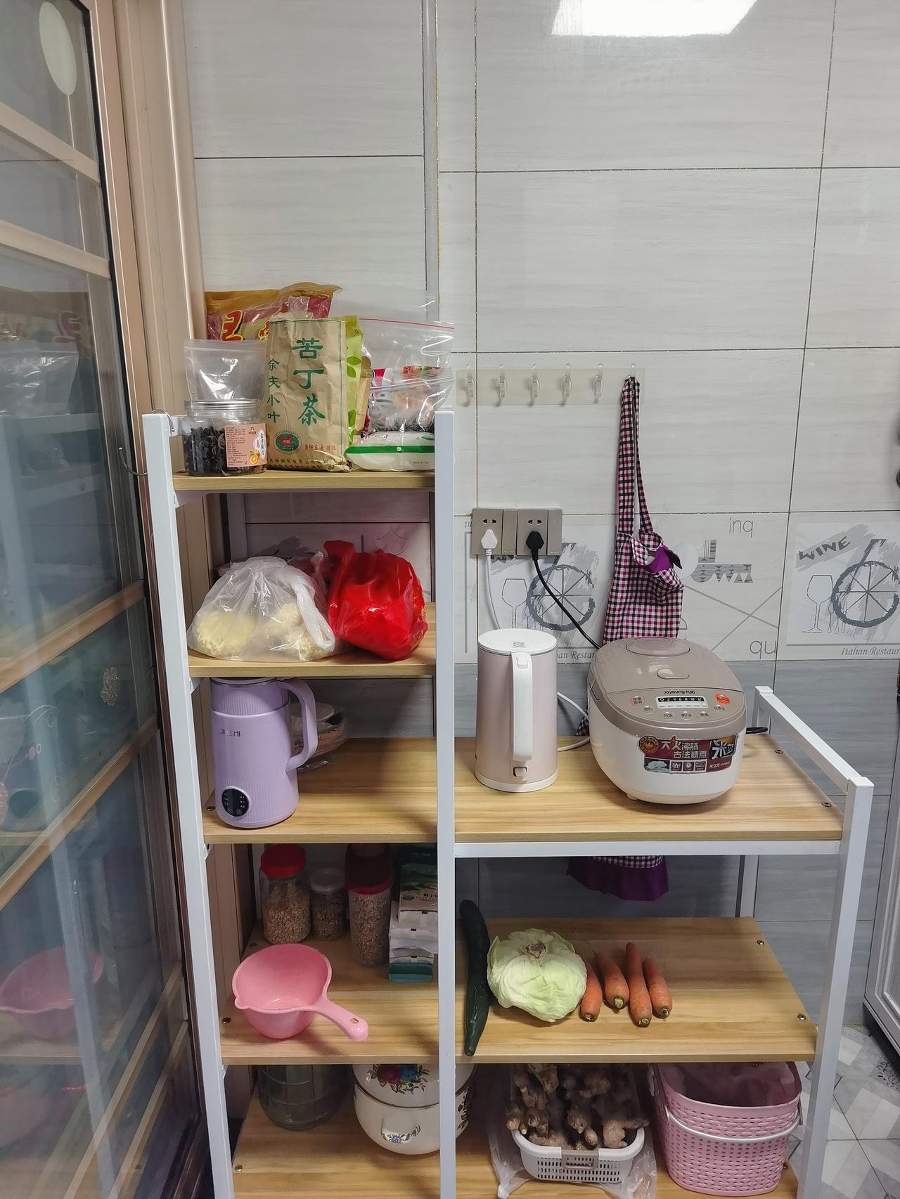 厨房保持干净整洁的秘诀一、只放需要用的，不要到处塞满了这那的。二、一边切菜一边