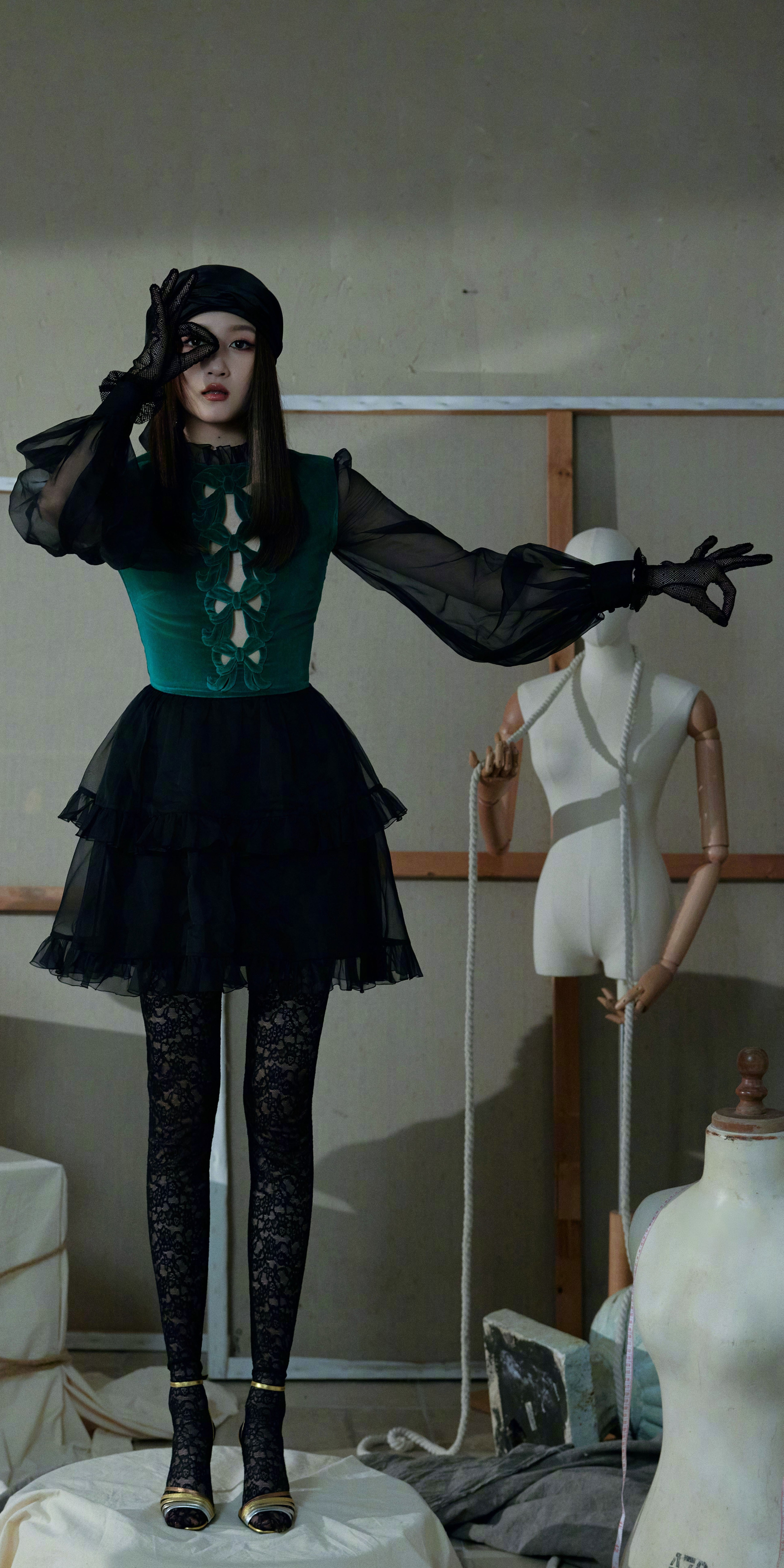 关晓彤：薄纱蕾丝暗黑风大长腿穿搭壁纸。关晓彤