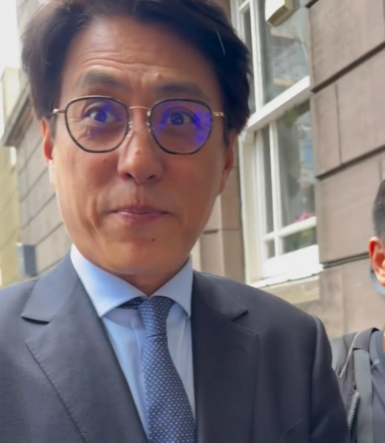 50岁靳东英国街头被偶遇：“姨味儿”十足，但穿搭依旧板正得体。这次偶遇画面和