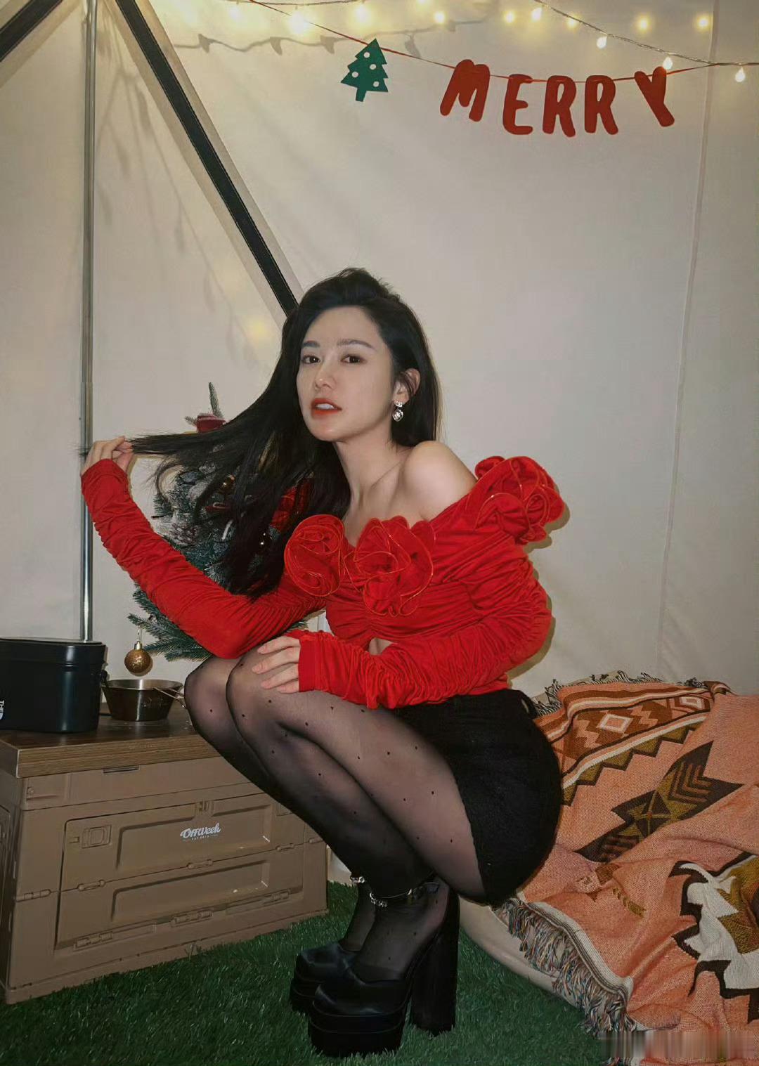 腾讯女主播美娜美娜好像很喜欢这个姿势拍照？​​​